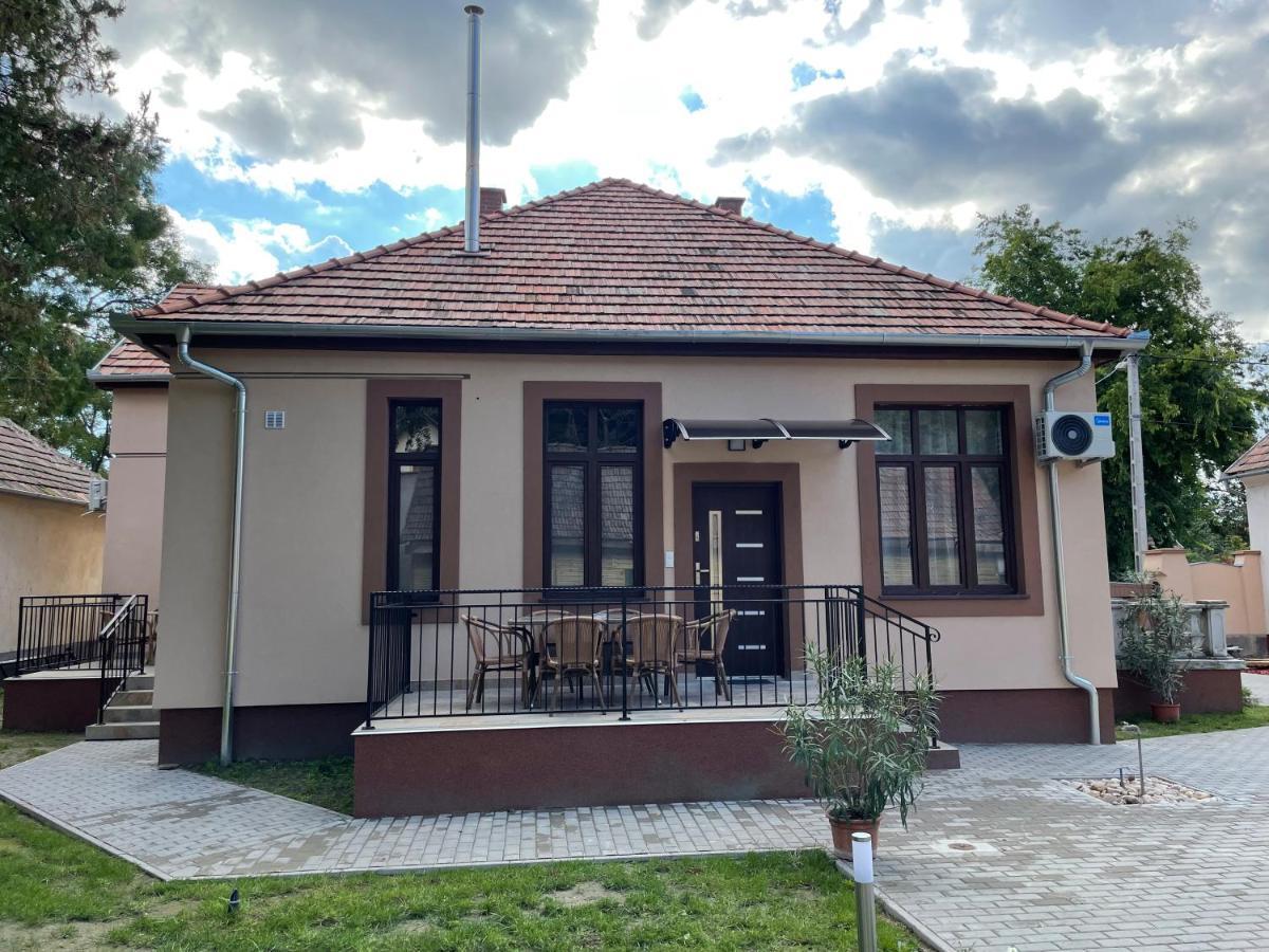 Kovacs Apartmanhaz Кишкунхалаш Екстериор снимка