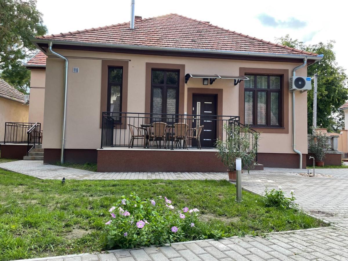 Kovacs Apartmanhaz Кишкунхалаш Екстериор снимка