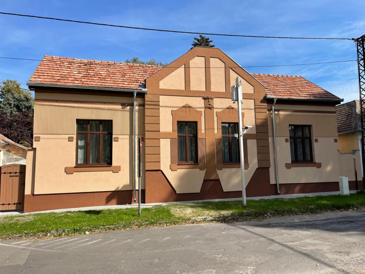 Kovacs Apartmanhaz Кишкунхалаш Екстериор снимка