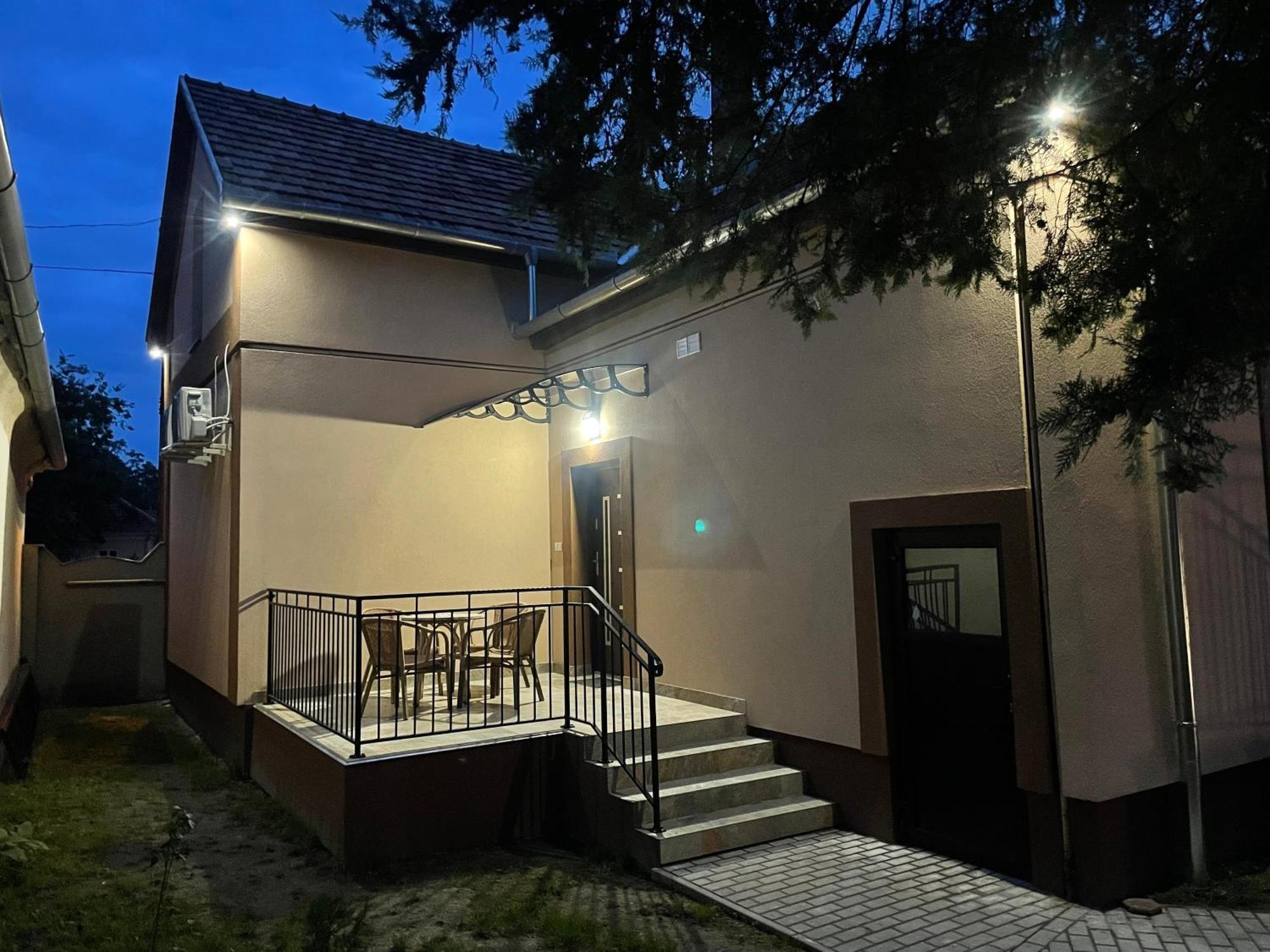 Kovacs Apartmanhaz Кишкунхалаш Стая снимка